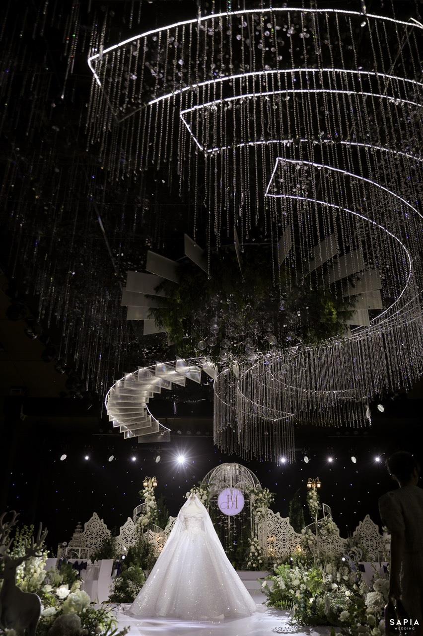 Toàn cảnh đám cưới lộng lẫy của cặp đôi rich kid xứ Hà thành: Từ 100% hoa tươi đến váy cưới đính đá quý sang trọng - Ảnh 3.