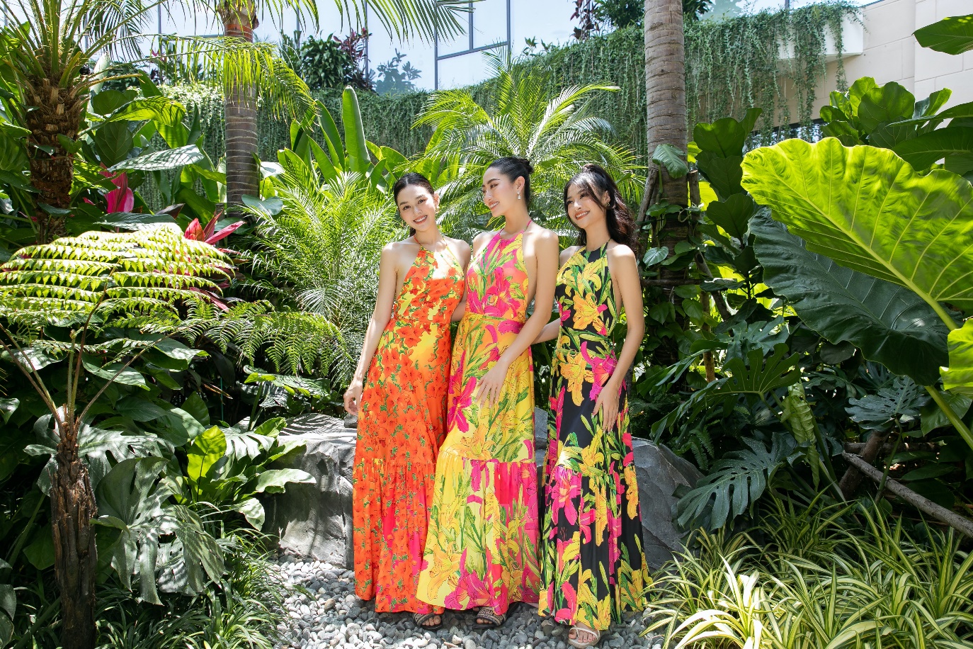 Top 3 Miss World Vietnam 2019 trải nghiệm MerryLand Quy Nhơn - Ảnh 2.