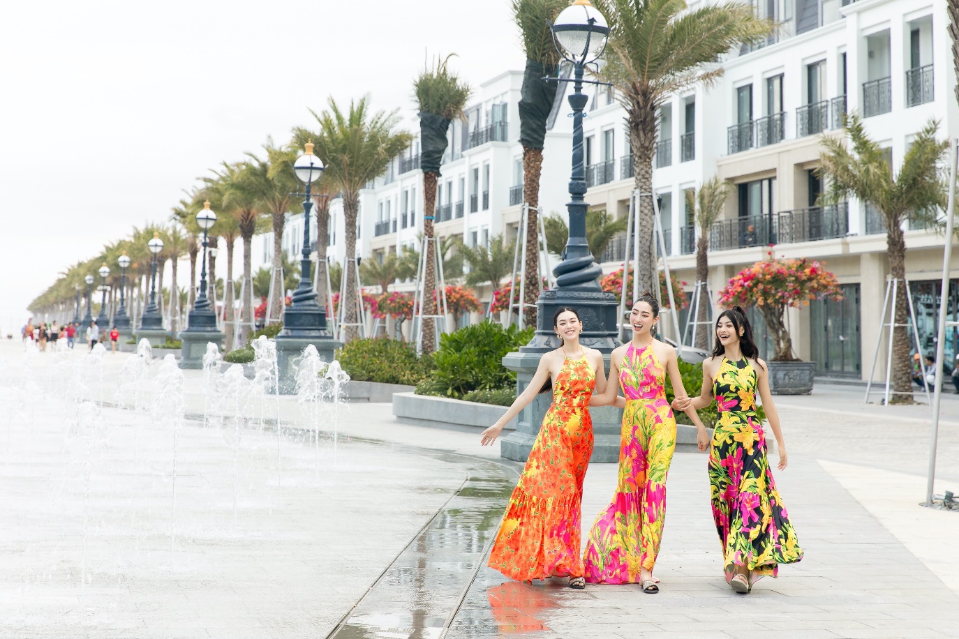 Top 3 Miss World Vietnam 2019 trải nghiệm MerryLand Quy Nhơn - Ảnh 3.