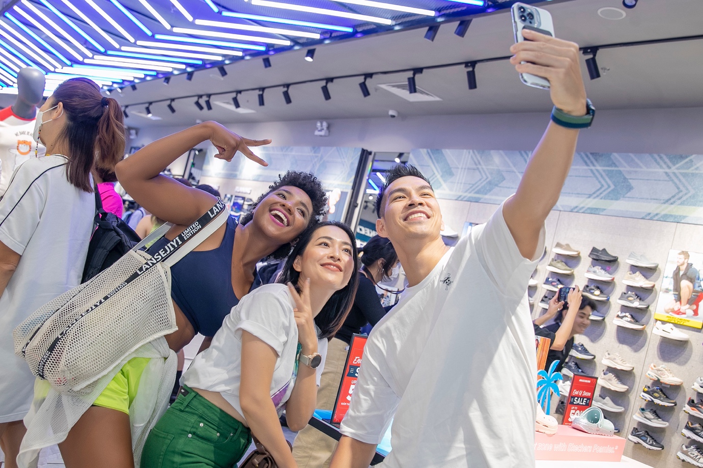 Có gì hot bên trong cửa hàng concept mới khai trương của nhà Skechers khiến dân tình ồ ạt check-in - Ảnh 7. Có gì hot bên trong cửa hàng concept mới khai trương của nhà Skechers khiến dân tình ồ ạt check-in - Ảnh 7.