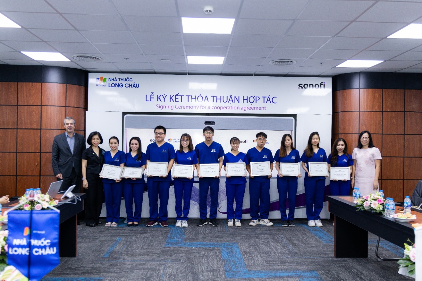 FPT Long Châu gây “bất ngờ” khi có tới gần 300 dược sĩ nhận chứng chỉ CPE từ “ông trùm” Sanofi - Ảnh 2. FPT Long Châu gây “bất ngờ” khi có tới gần 300 dược sĩ nhận chứng chỉ CPE từ “ông trùm” Sanofi - Ảnh 2.