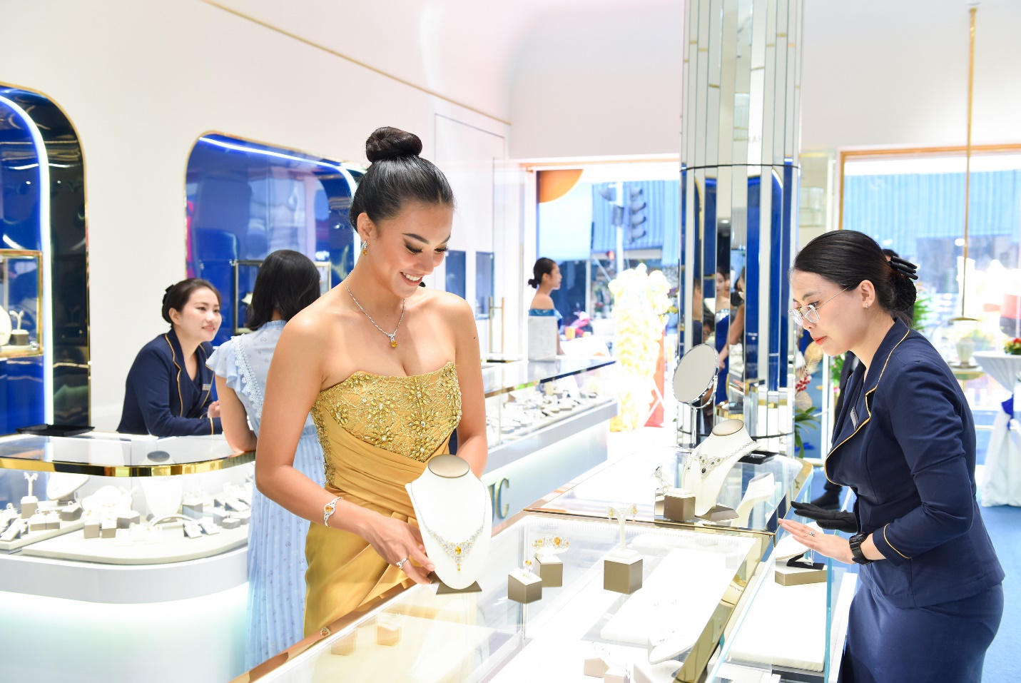 Khai trương showroom thứ 50 của thương hiệu IJC - đơn vị tài trợ vương miện và trang sức cho cuộc thi Hoa hậu Hoàn vũ Việt Nam 2022 - Ảnh 5. Khai trương showroom thứ 50 của thương hiệu IJC - đơn vị tài trợ vương miện và trang sức cho cuộc thi Hoa hậu Hoàn vũ Việt Nam 2022 - Ảnh 5.