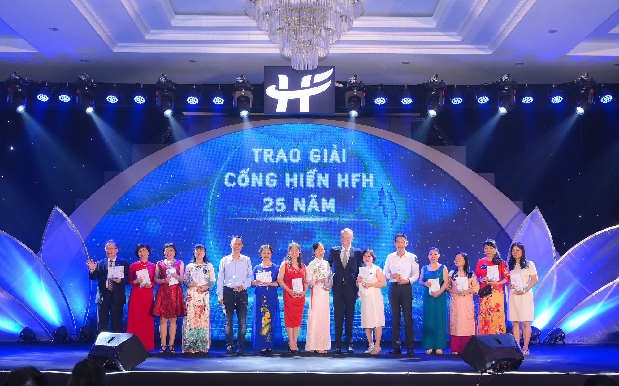 CEO Bệnh viện Việt Pháp Hà nội “Dịch vụ y tế xứng tầm là sự chăm sóc tổng hòa lấy con người làm trung tâm” - Ảnh 11.