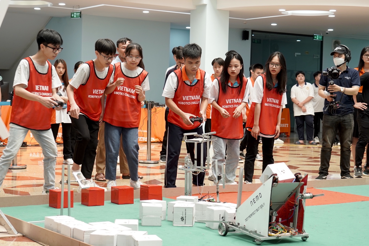 Học sinh 41 trường THPT thi đấu Robot cực gay cấn tại vòng chung kết Vietnam Robotics Challenge - Ảnh 4.