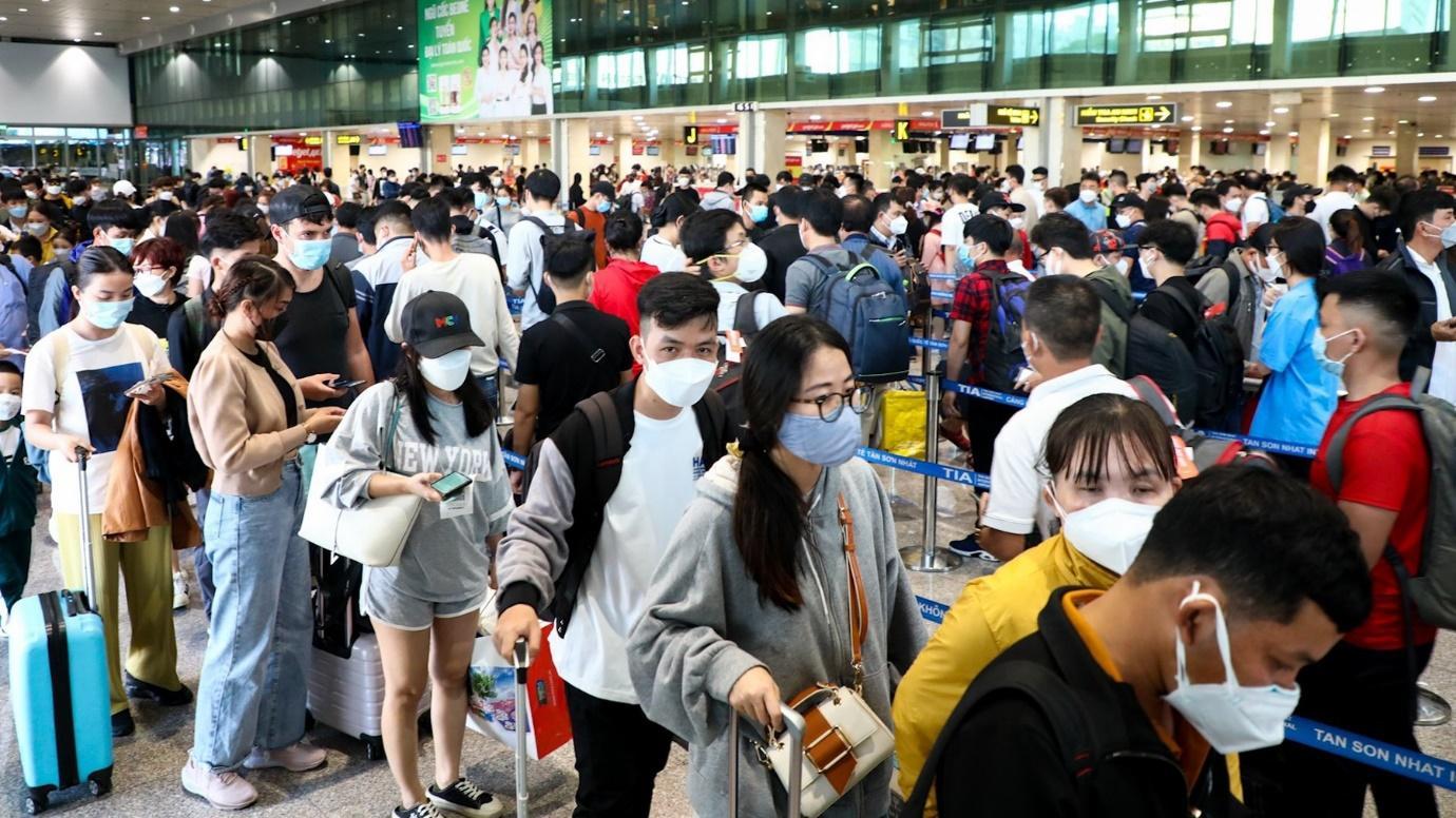 Information about congestion of the flight check-in system at Tan Son Nhat airport - Photo 1.