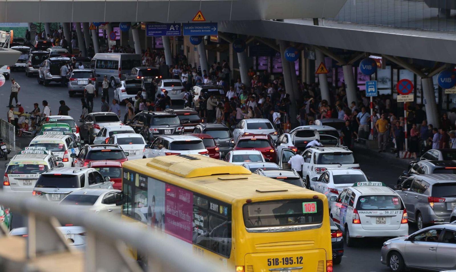 Information about congestion of the flight check-in system at Tan Son Nhat airport - Photo 2.