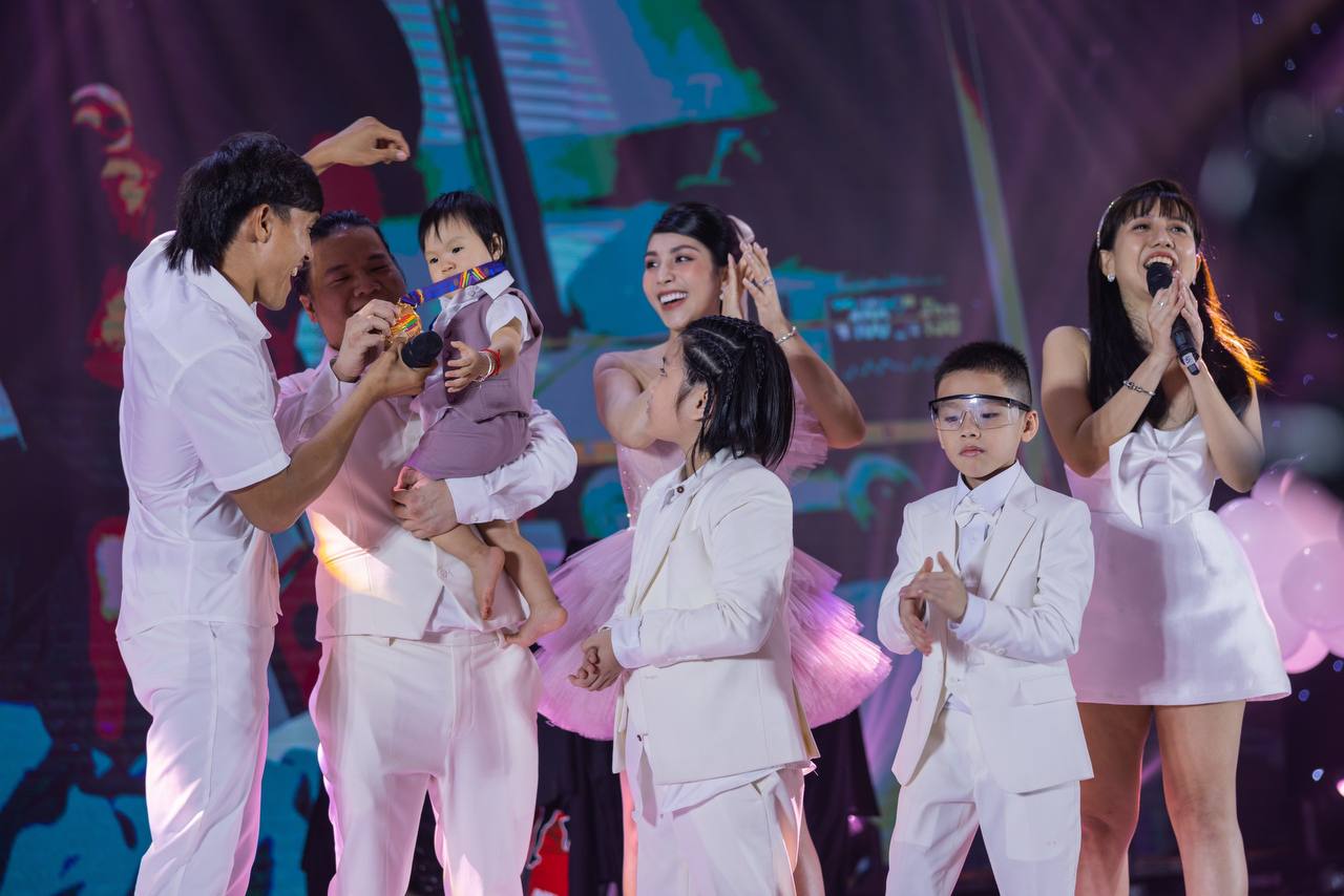Tiệc thôi nôi cực đặc biệt: Nhà vô địch SEA Games Nguyễn Trần Duy Nhất tặng HCV cho con gái nuôi Sửu Nhi Do Re Mi - Ảnh 5.