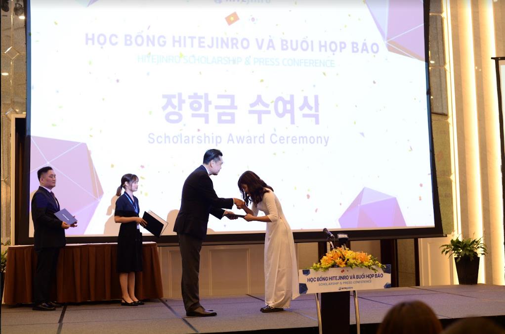 Tập đoàn HITEJINRO Hàn Quốc đầu tư cho thế hệ tương lai của Việt Nam - Ảnh 2.