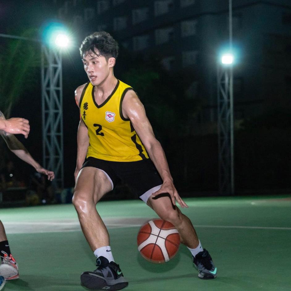 Passionate about basketball, male students of Information Technology 