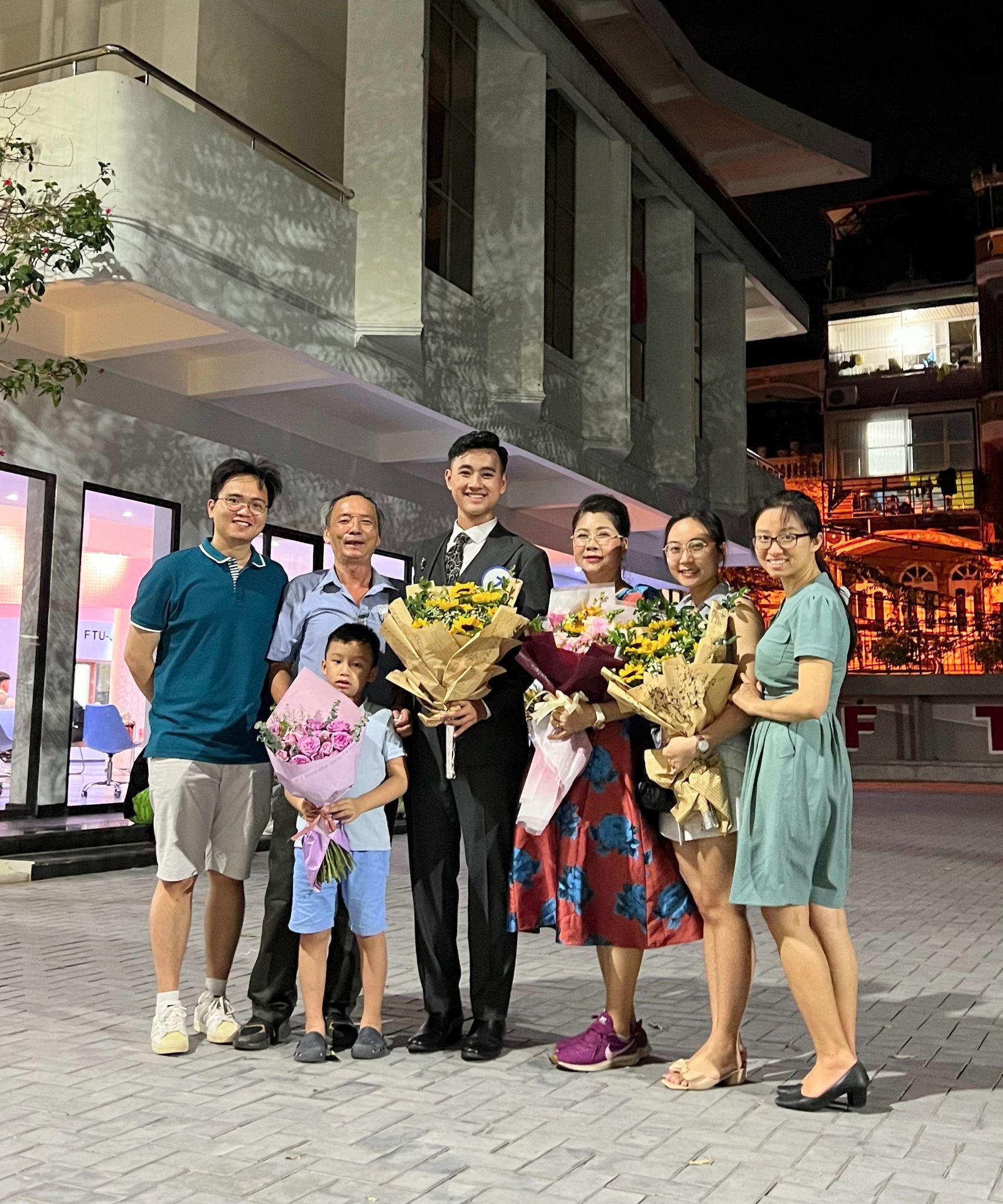 Xúc động tâm thư của tân nam vương ĐH Ngoại Thương: “Em đã vượt qua mặc cảm nhờ tình yêu và sự động viên của tất cả mọi người” - Ảnh 4.