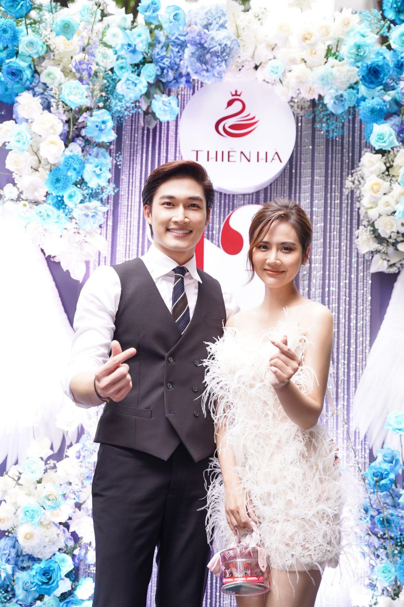 Hoang Duy and Van Trang love to attend the event together - Photo 2.