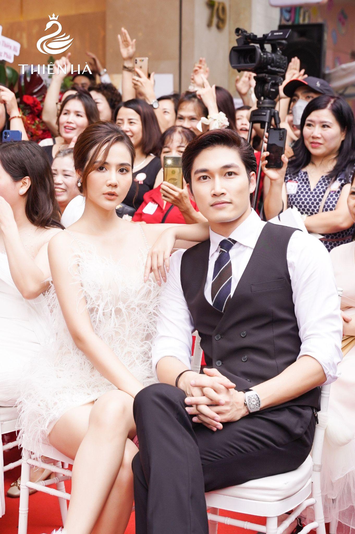 Hoang Duy and Van Trang love to attend the event together - Photo 5.