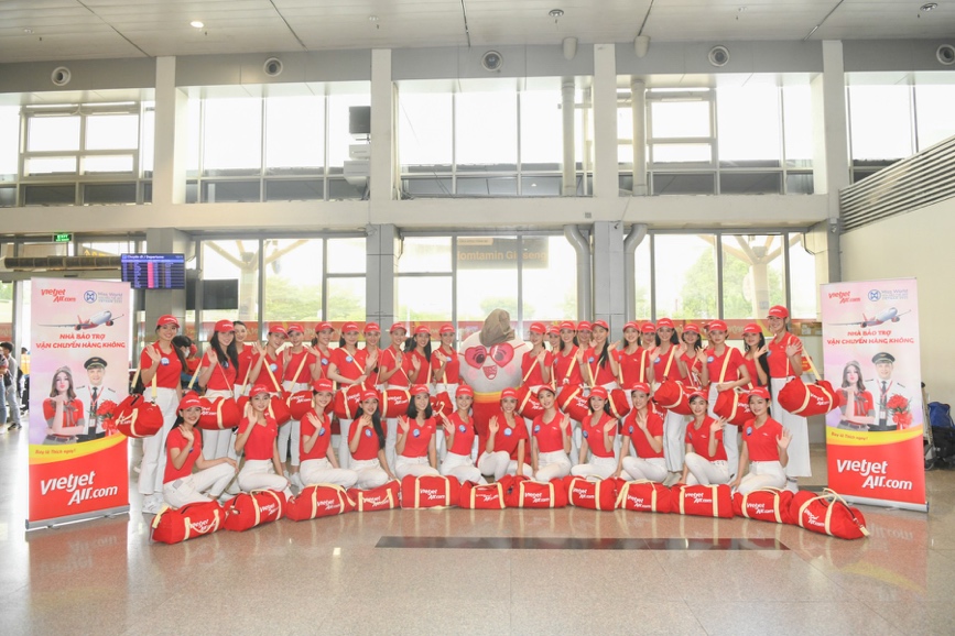 “Bỏng mắt với các thí sinh Miss World tại sân bay - Ảnh 1.