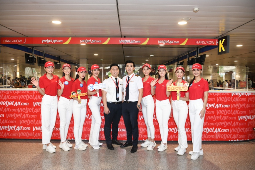 “Bỏng mắt với các thí sinh Miss World tại sân bay - Ảnh 7.