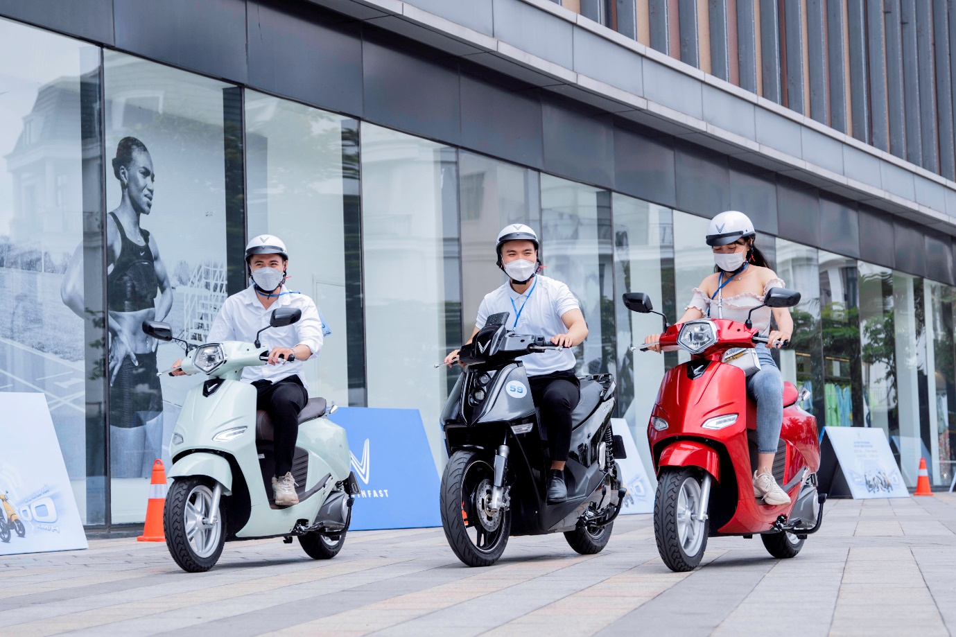 Xăng tăng chóng mặt, xe máy điện VinFast “giải bài toán tài chính” cho người dùng Việt - Ảnh 1.