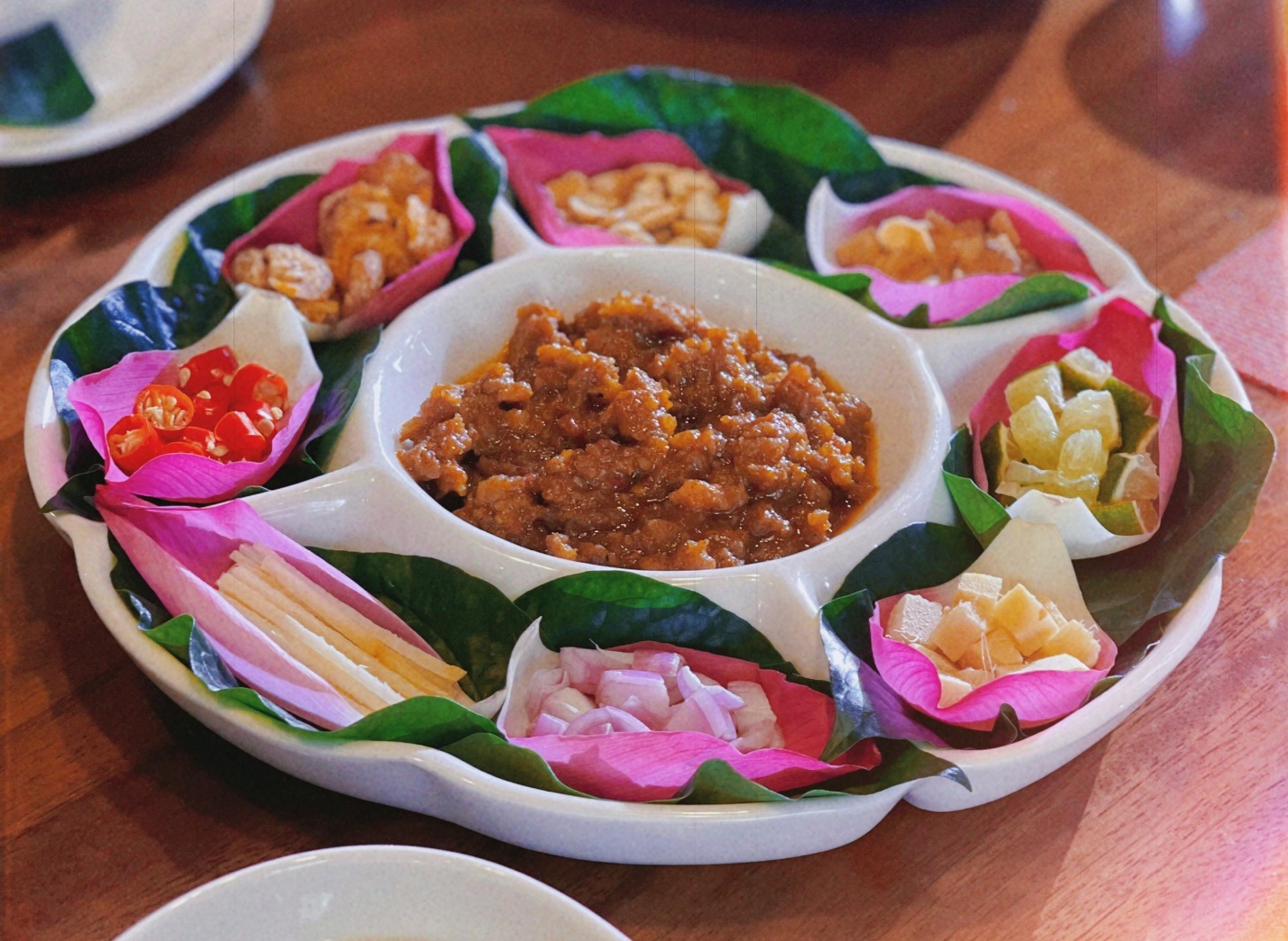 Ăn say mê 3 món ngon từ sen với hương vị “ngỡ quen mà lạ” - Ảnh 1.