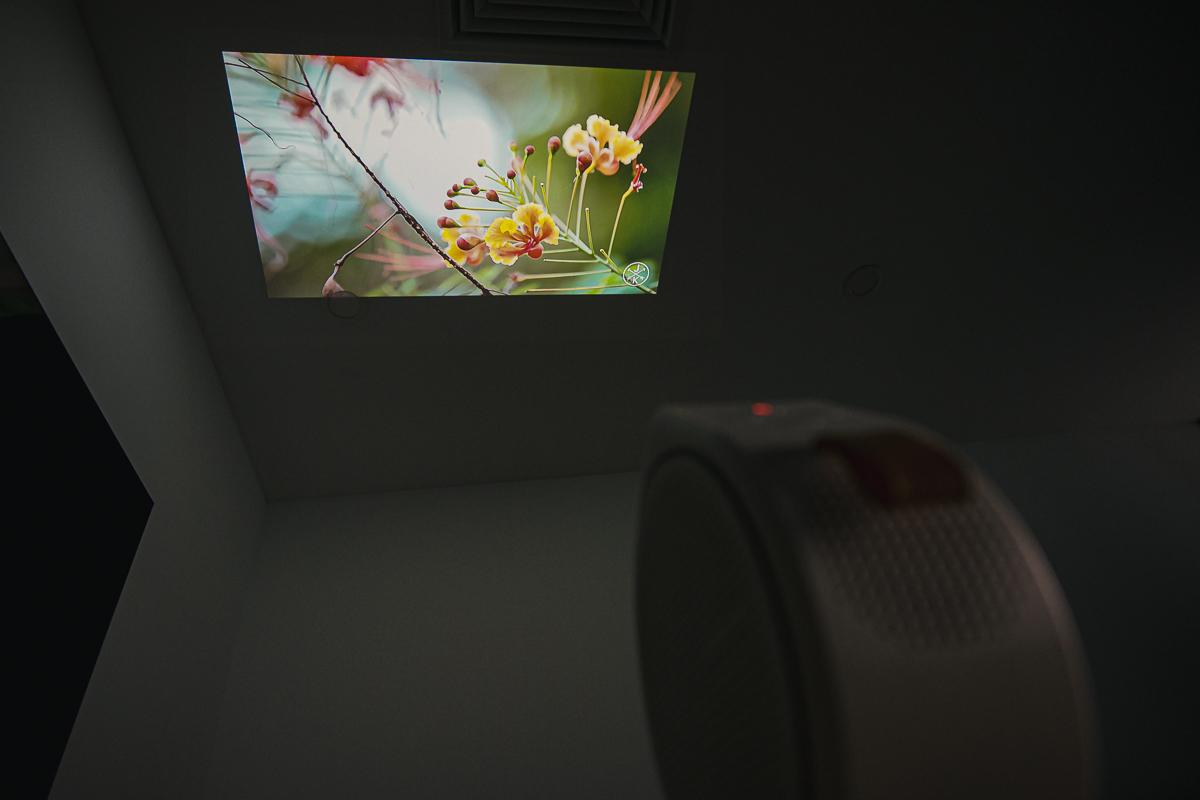 Máy chiếu mini BenQ GV30 thấy là “mê”: Hình ảnh sáng đẹp, loa Extra Bass, xoay 135 độ, chiếu video lên trần nhà siêu tiện - Ảnh 4.