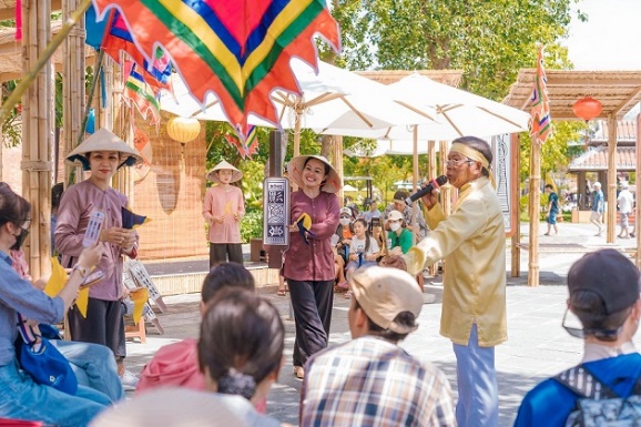 Du khách háo hức “check-in” tinh hoa lễ hội truyền thống tại VinWonders Nam Hội An - Ảnh 2.