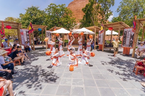 Du khách háo hức “check-in” tinh hoa lễ hội truyền thống tại VinWonders Nam Hội An - Ảnh 3.