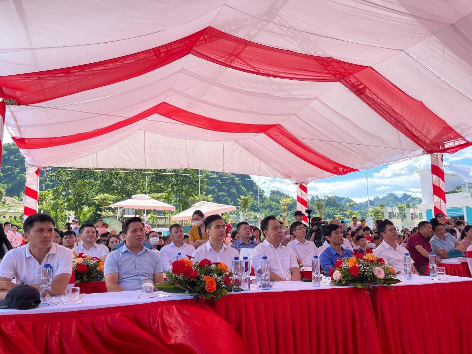 Chính thức khánh thành bể bơi tiêu chuẩn quốc gia tiên phong tại Sơn La - Ảnh 1.