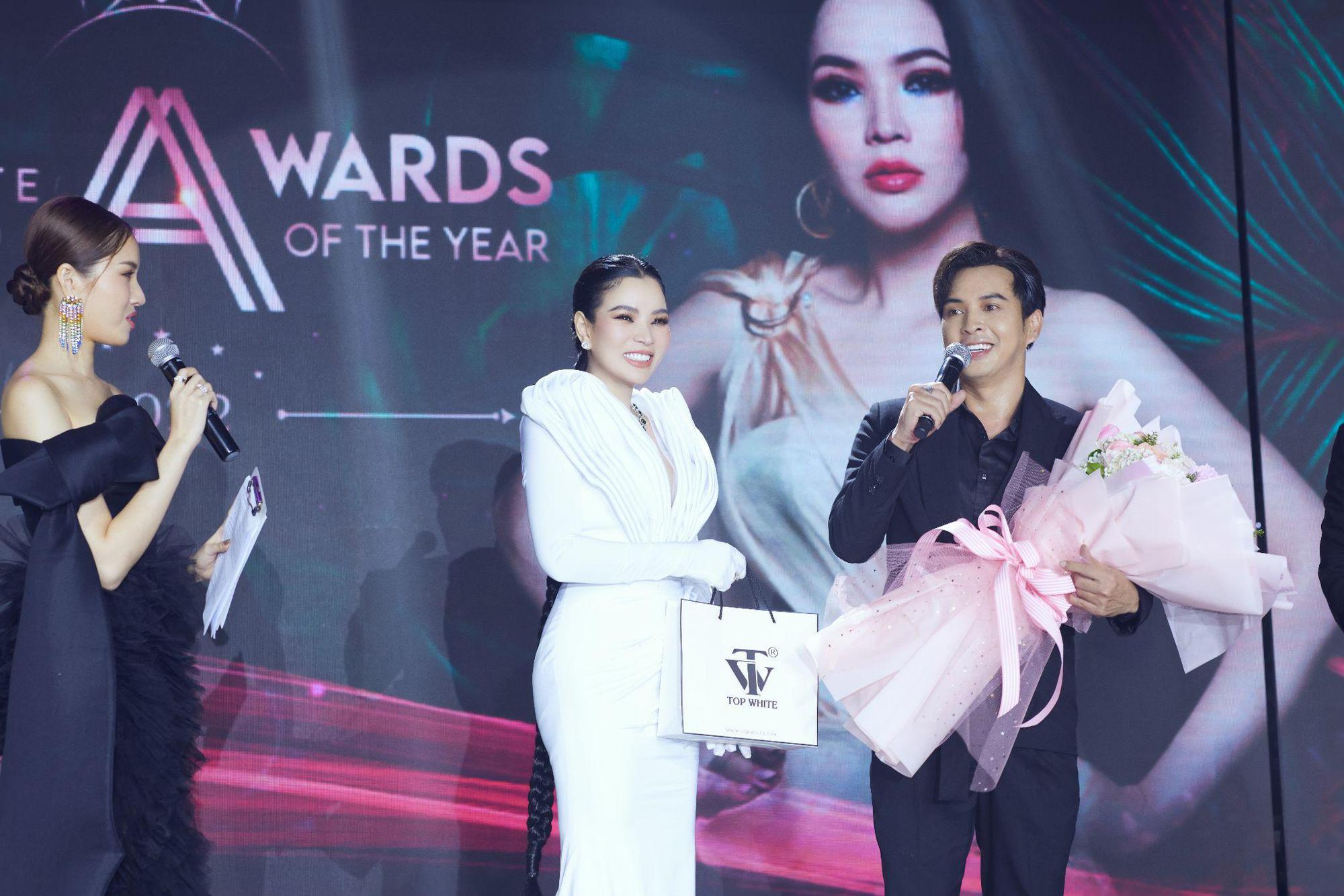 Đông Nhi, Karik, Hồ Quang Hiếu khuấy động đêm tiệc Top White Best Awards Of The Year 2022 - Ảnh 4.