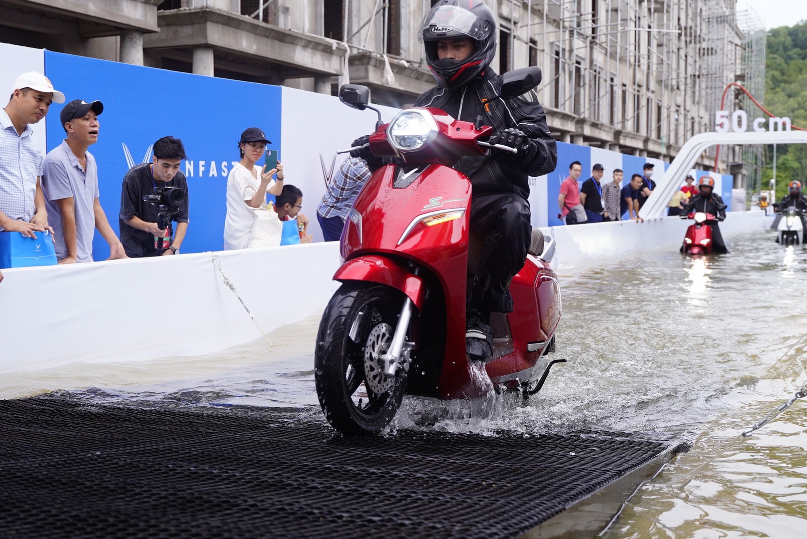 Mùa mưa bão đến gần, xe máy điện VinFast “có giá” nhờ khả năng vượt đường ngập nước - Ảnh 3.