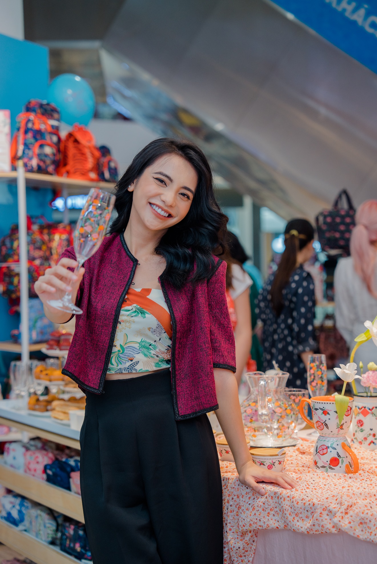 Khai trương cửa hàng thứ 6 tại Việt Nam, Cath Kidston khiến giới trẻ mê mẩn bởi BST mùa hè 2022 quá rực rỡ với họa tiết trái lựu - Ảnh 5.