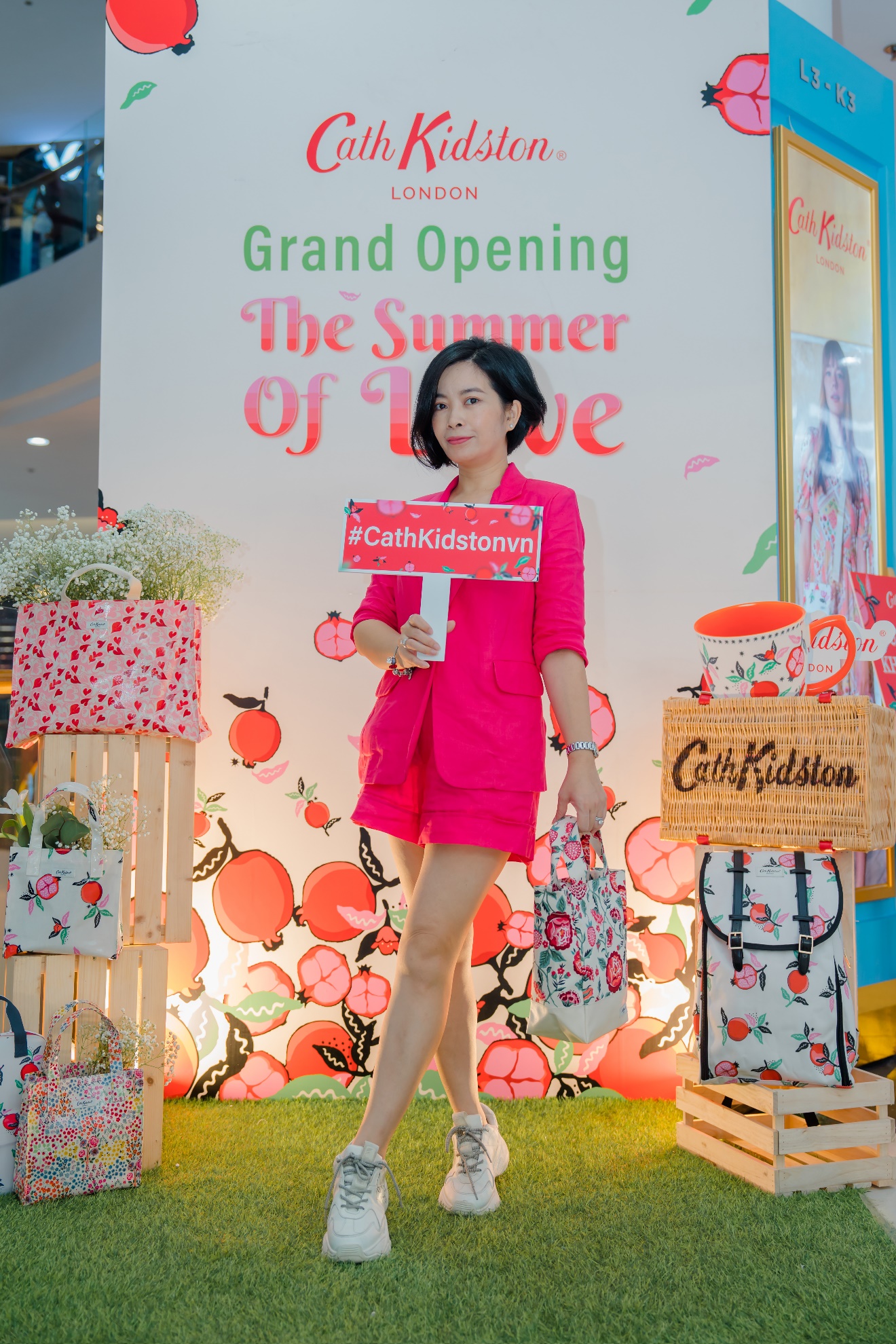 Khai trương cửa hàng thứ 6 tại Việt Nam, Cath Kidston khiến giới trẻ mê mẩn bởi BST mùa hè 2022 quá rực rỡ với họa tiết trái lựu - Ảnh 8. Khai trương cửa hàng thứ 6 tại Việt Nam, Cath Kidston khiến giới trẻ mê mẩn bởi BST mùa hè 2022 quá rực rỡ với họa tiết trái lựu - Ảnh 8.