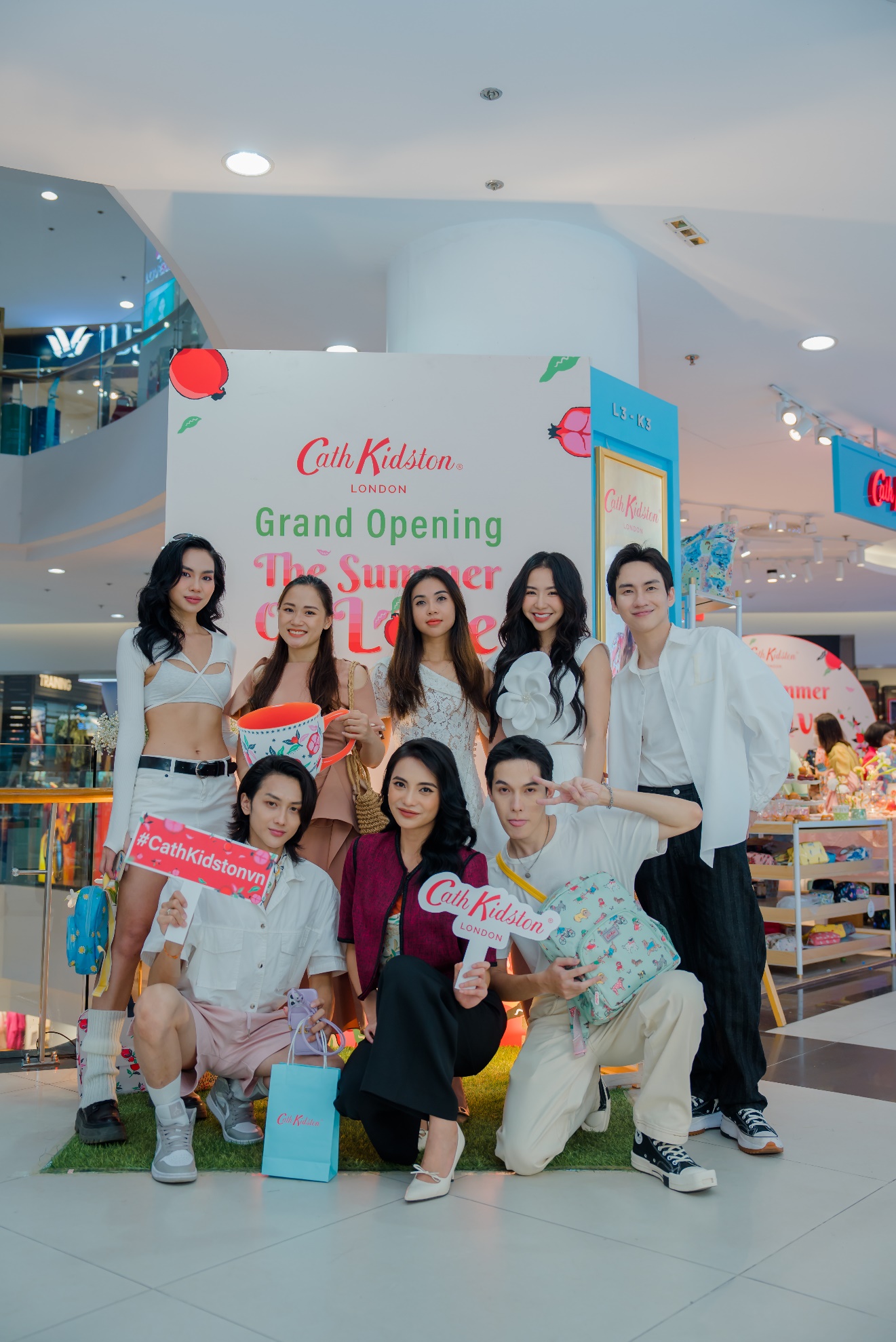Khai trương cửa hàng thứ 6 tại Việt Nam, Cath Kidston khiến giới trẻ mê mẩn bởi BST mùa hè 2022 quá rực rỡ với họa tiết trái lựu - Ảnh 9.