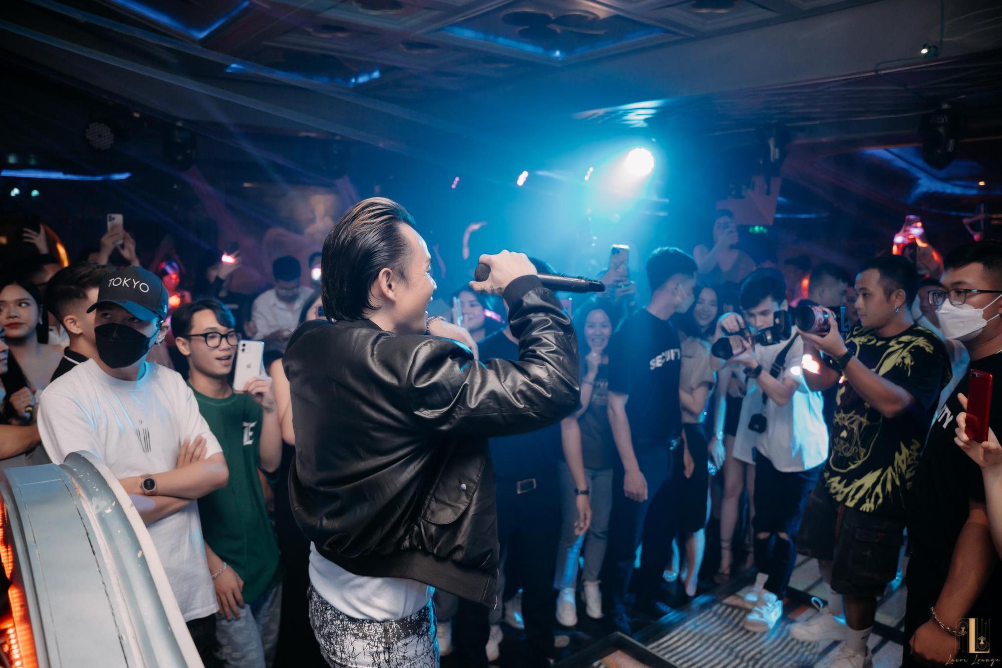 Binz “đốt cháy” sân khấu bằng loạt hit BigCityBoi, Gene - Ảnh 2. Binz “đốt cháy” sân khấu bằng loạt hit BigCityBoi, Gene - Ảnh 2.