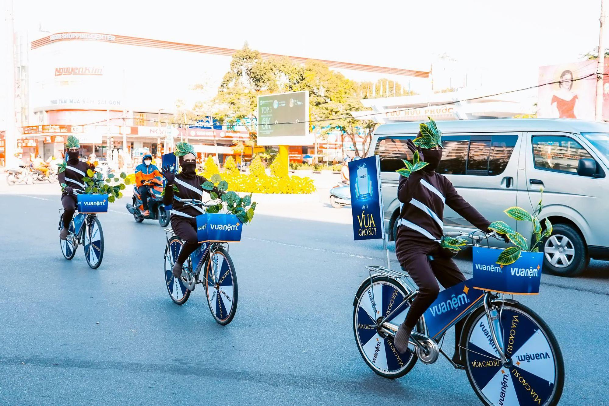 Binh đoàn cây cao su ngộ nghĩnh xuống phố Cần Thơ - Ảnh 4. Binh đoàn cây cao su ngộ nghĩnh xuống phố Cần Thơ - Ảnh 4.