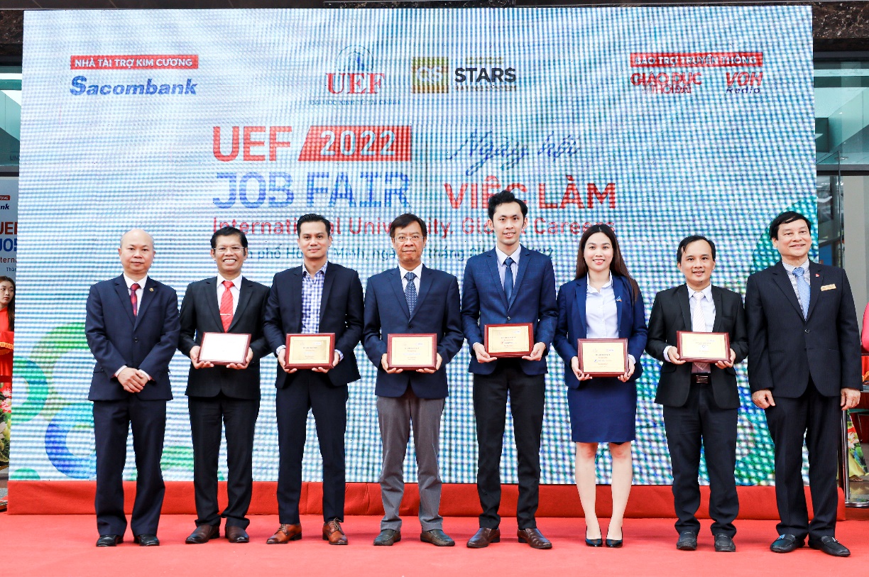 UEF Job Fair 2022: Cái bắt tay, kết nối mạnh mẽ giữa Nhà trường - Doanh nghiệp - Ảnh 2.
