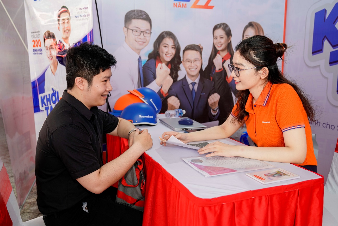 UEF Job Fair 2022: Cái bắt tay, kết nối mạnh mẽ giữa Nhà trường - Doanh nghiệp - Ảnh 4. UEF Job Fair 2022: Cái bắt tay, kết nối mạnh mẽ giữa Nhà trường - Doanh nghiệp - Ảnh 4.