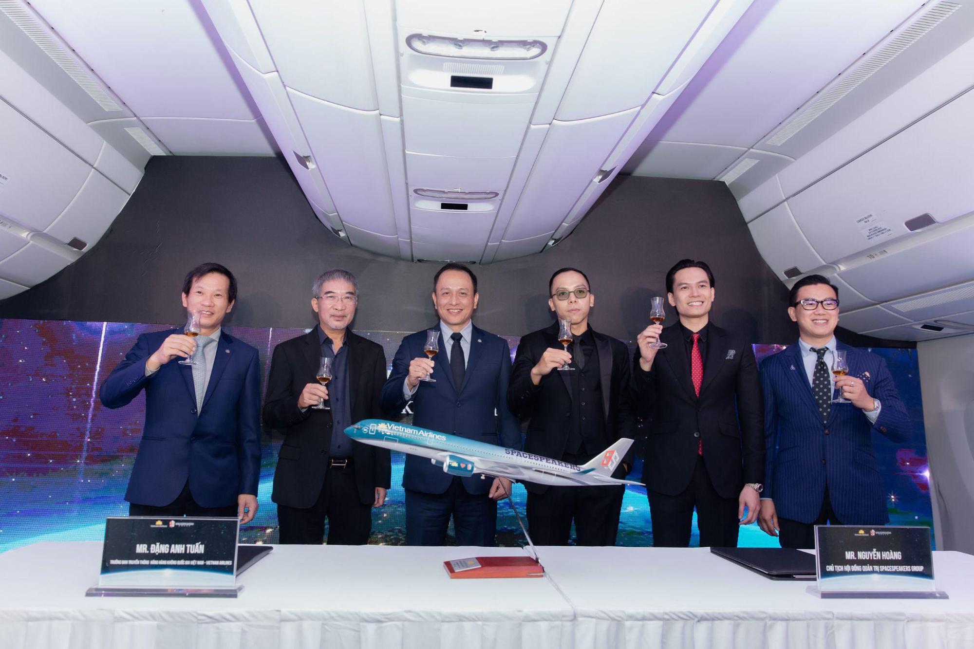 Touliver, Binz, SOOBIN, Rhymastic và SlimV lần đầu kết hợp, xác nhận sản xuất ca khúc chủ đề đầu tiên cho Vietnam Airlines - Ảnh 2.