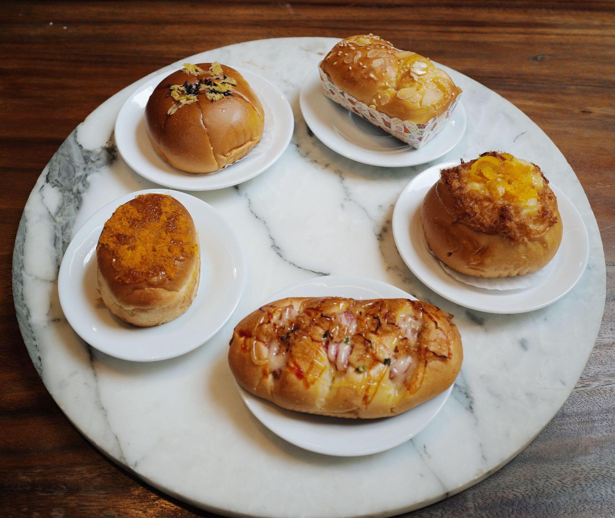 Kh&aacute;m ph&aacute; qu&aacute;n cafe độc đ&aacute;o với kh&ocirc;ng gian kiến tr&uacute;c thập ni&ecirc;n 70 ở TP. HCM - Ảnh 8.