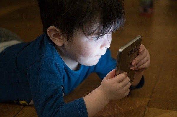 Trẻ thời nay không những dậy thì sớm mà còn dễ gặp phải một vấn đề do tiếp xúc với đồ điện tử quá nhiều - Ảnh 1.