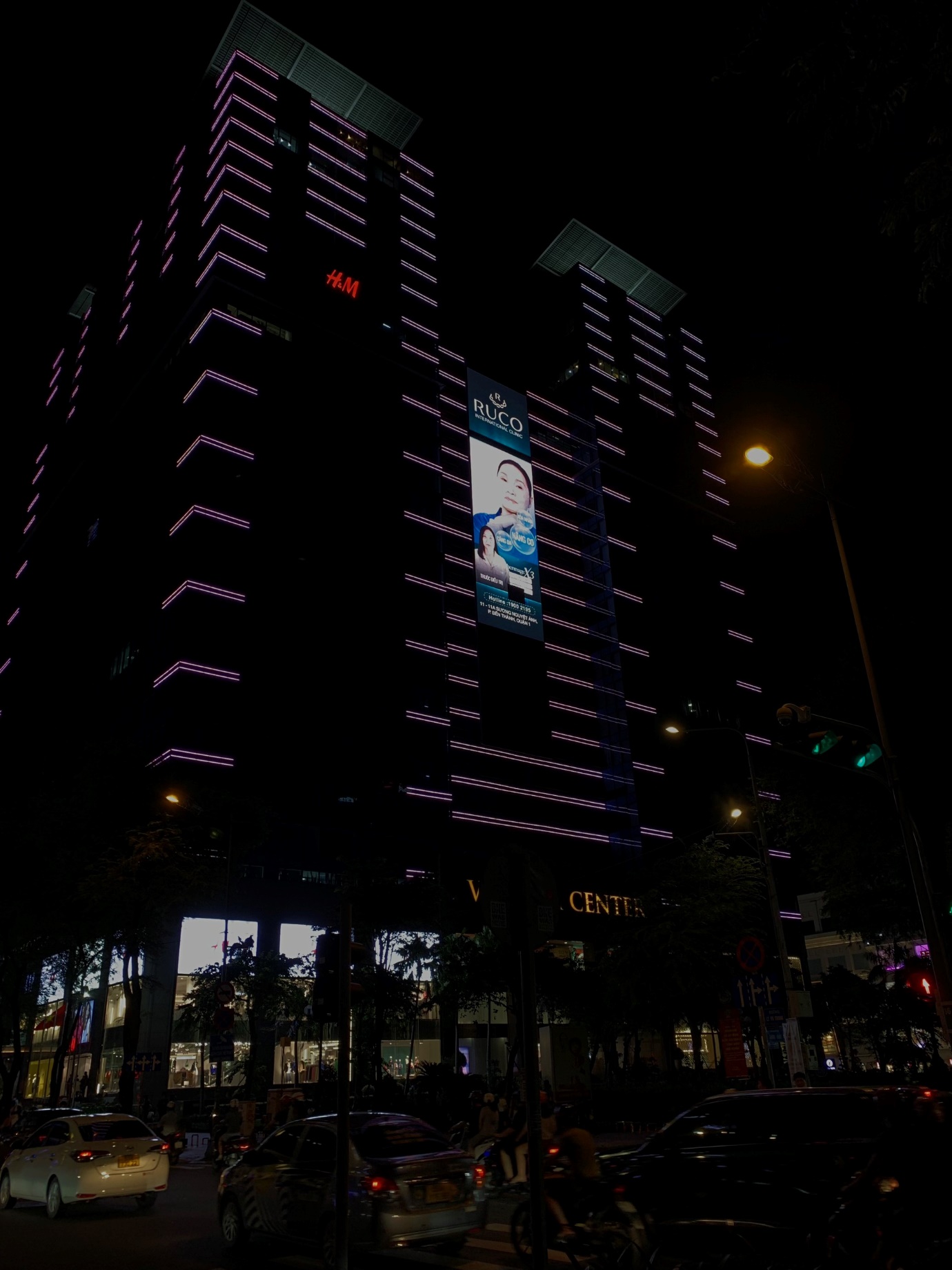 Hình ảnh nghệ sĩ Hồng Đào phủ kín hàng loạt billboard lớn tại trung tâm Sài Gòn - Ảnh 5.