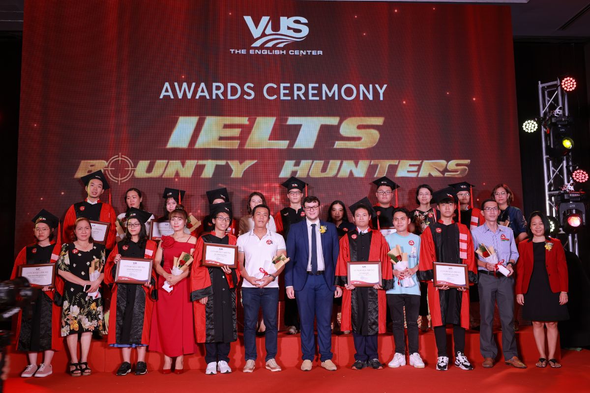 VUS vinh danh 38 cao thủ IELTS trong sự kiện mô phỏng chuyến bay đến tương lai - Ảnh 3. VUS vinh danh 38 cao thủ IELTS trong sự kiện mô phỏng chuyến bay đến tương lai - Ảnh 3.