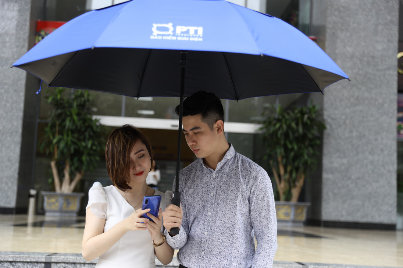 Giới trẻ Hà thành hào hứng bày nhau cách mua Bảo hiểm Trời mưa - Ảnh 1.