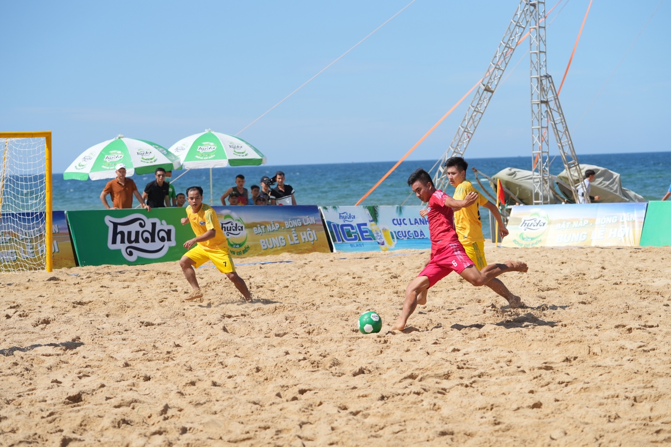 Mùa hè miền Trung “rực lửa” cùng Lễ hội bóng đá biển Huda 2022 - Ảnh 6.