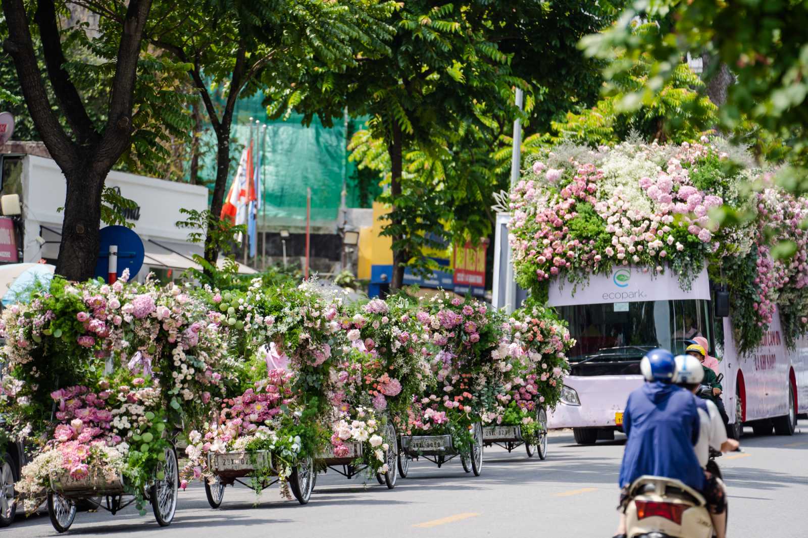 Màn roadshow ấn tượng nhất Việt Nam: Xe đạp, xích lô tới cả xe bus cũng đều ngập tràn hương sắc hoa sen - Ảnh 1.