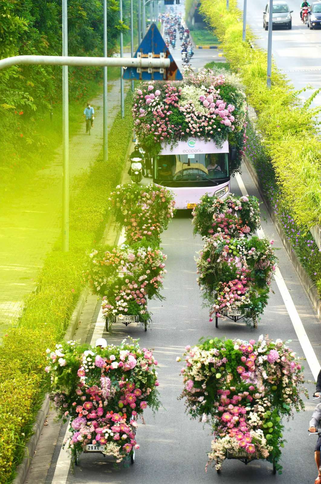 Màn roadshow ấn tượng nhất Việt Nam: Xe đạp, xích lô tới cả xe bus cũng đều ngập tràn hương sắc hoa sen - Ảnh 2.
