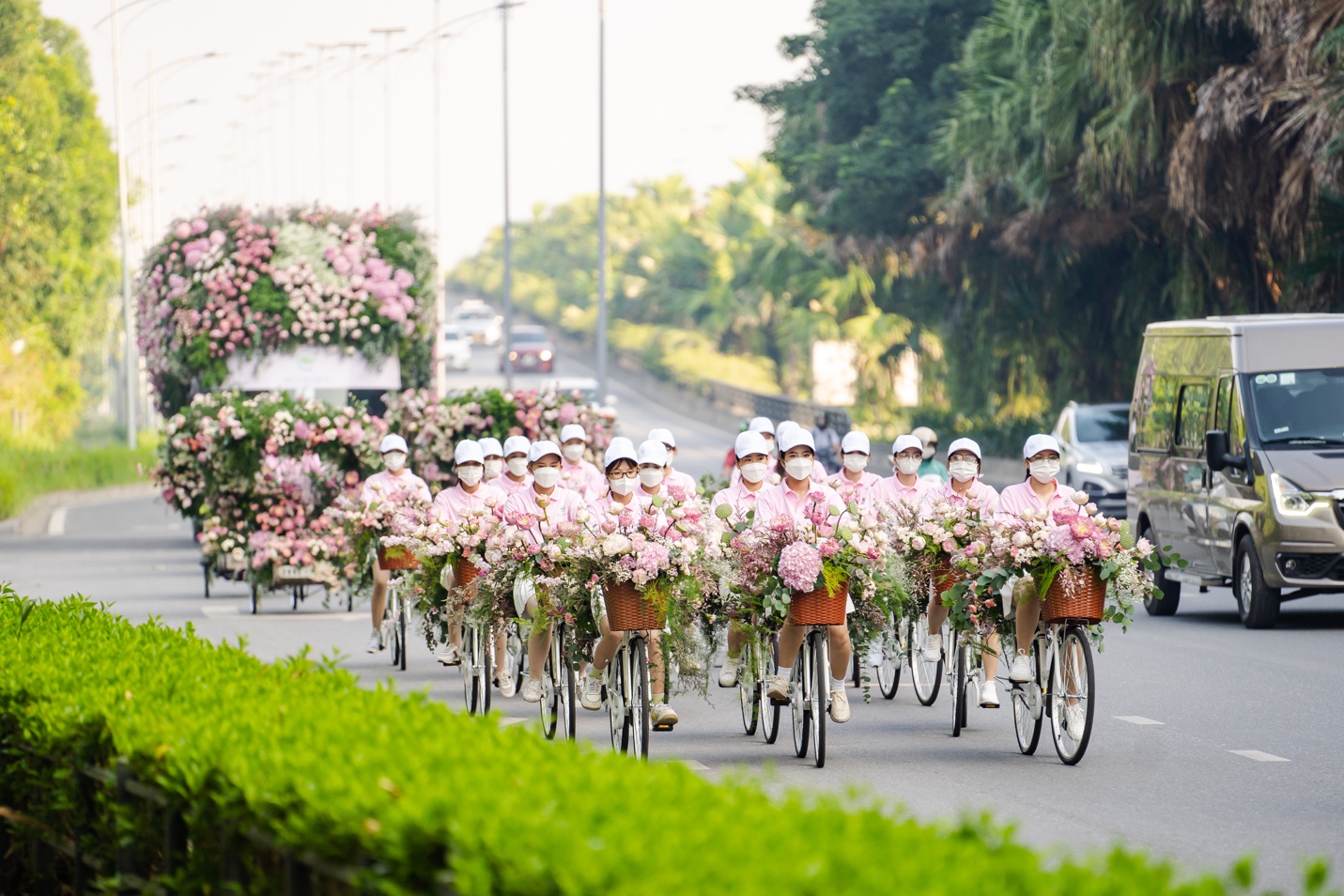 Màn roadshow ấn tượng nhất Việt Nam: Xe đạp, xích lô tới cả xe bus cũng đều ngập tràn hương sắc hoa sen - Ảnh 5.