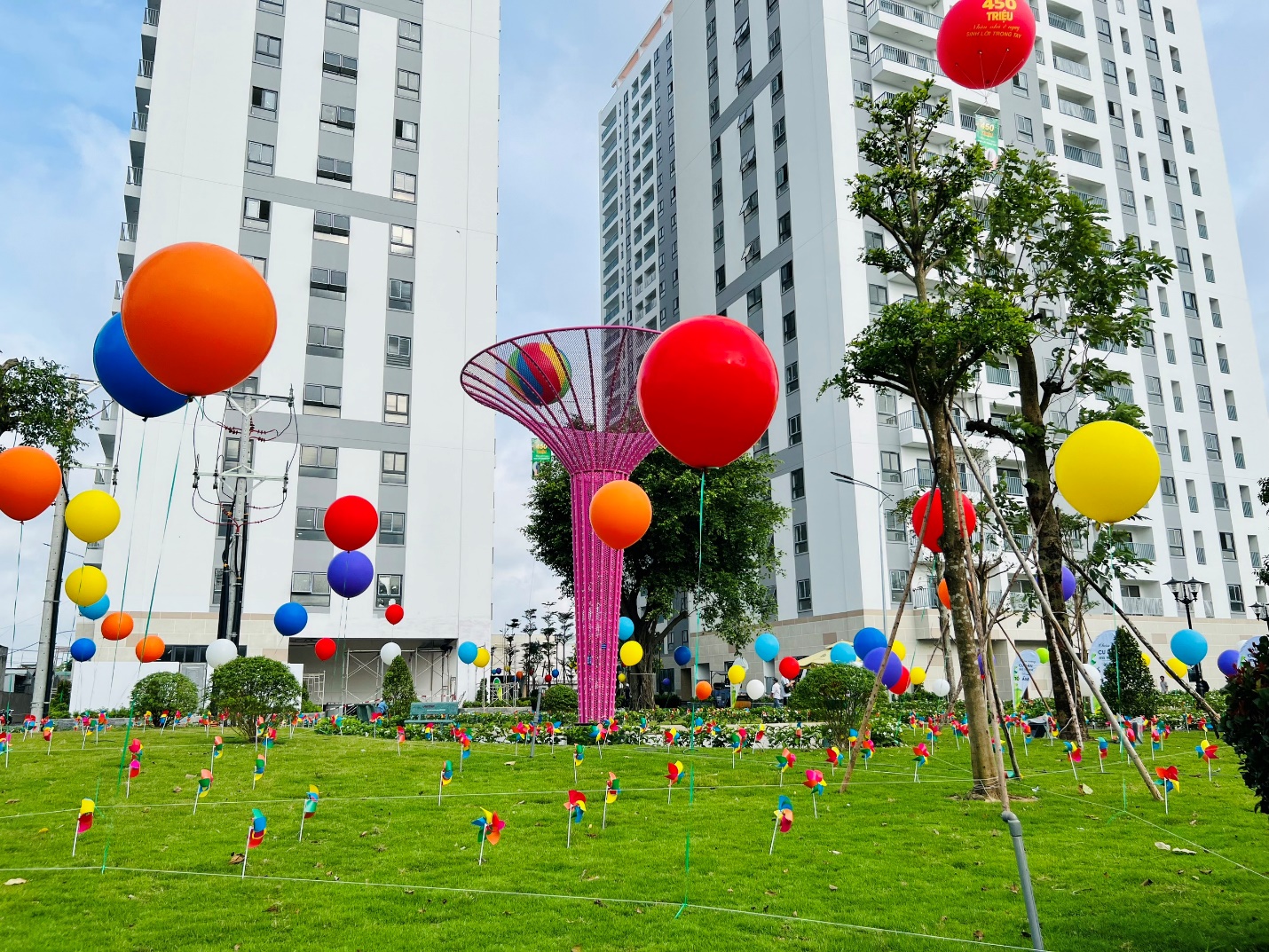 Iris Tower rực rỡ giữa bầu trời “Lễ hội sắc màu” - Ảnh 1.