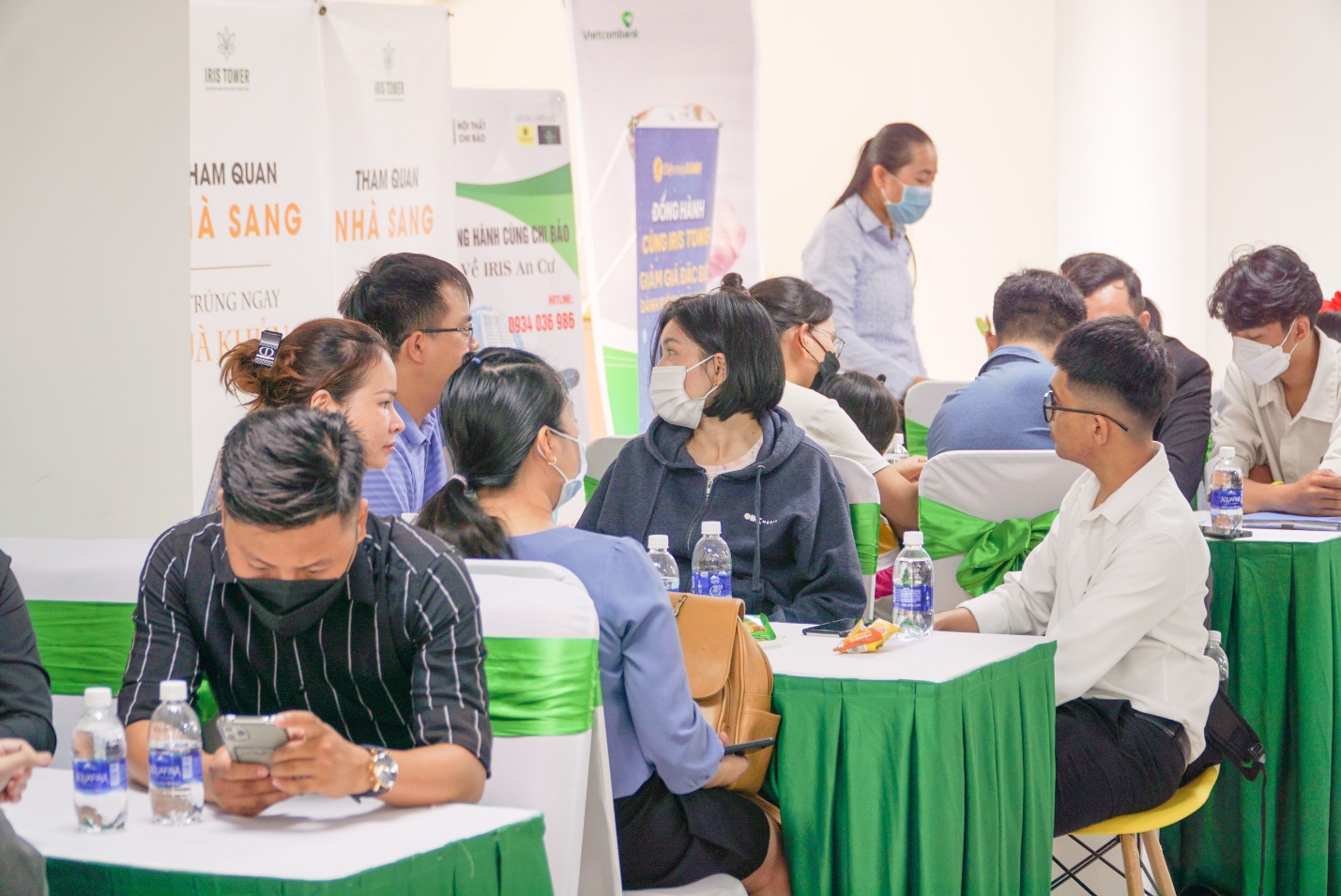 Iris Tower rực rỡ giữa bầu trời “Lễ hội sắc màu” - Ảnh 2.