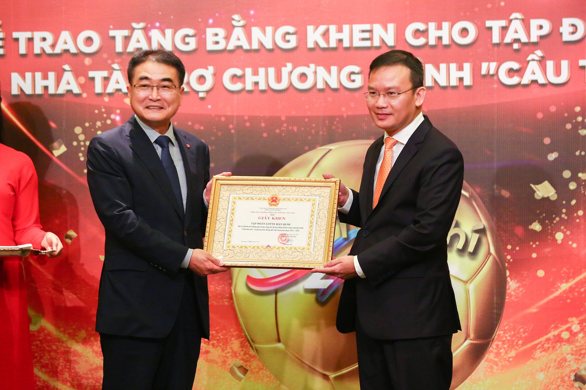 Tập đoàn Lotte được Bộ Văn hoá, Thể thao và Du lịch trao tặng bằng khen sau 12 năm cống hiến cho nền bóng đá trẻ Việt Nam - Ảnh 1.