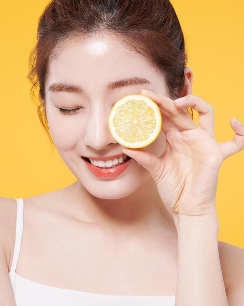 Xu hướng Clean Girl Makeup, bạn cần gì để tự tin với làn da của mình? - Ảnh 1.