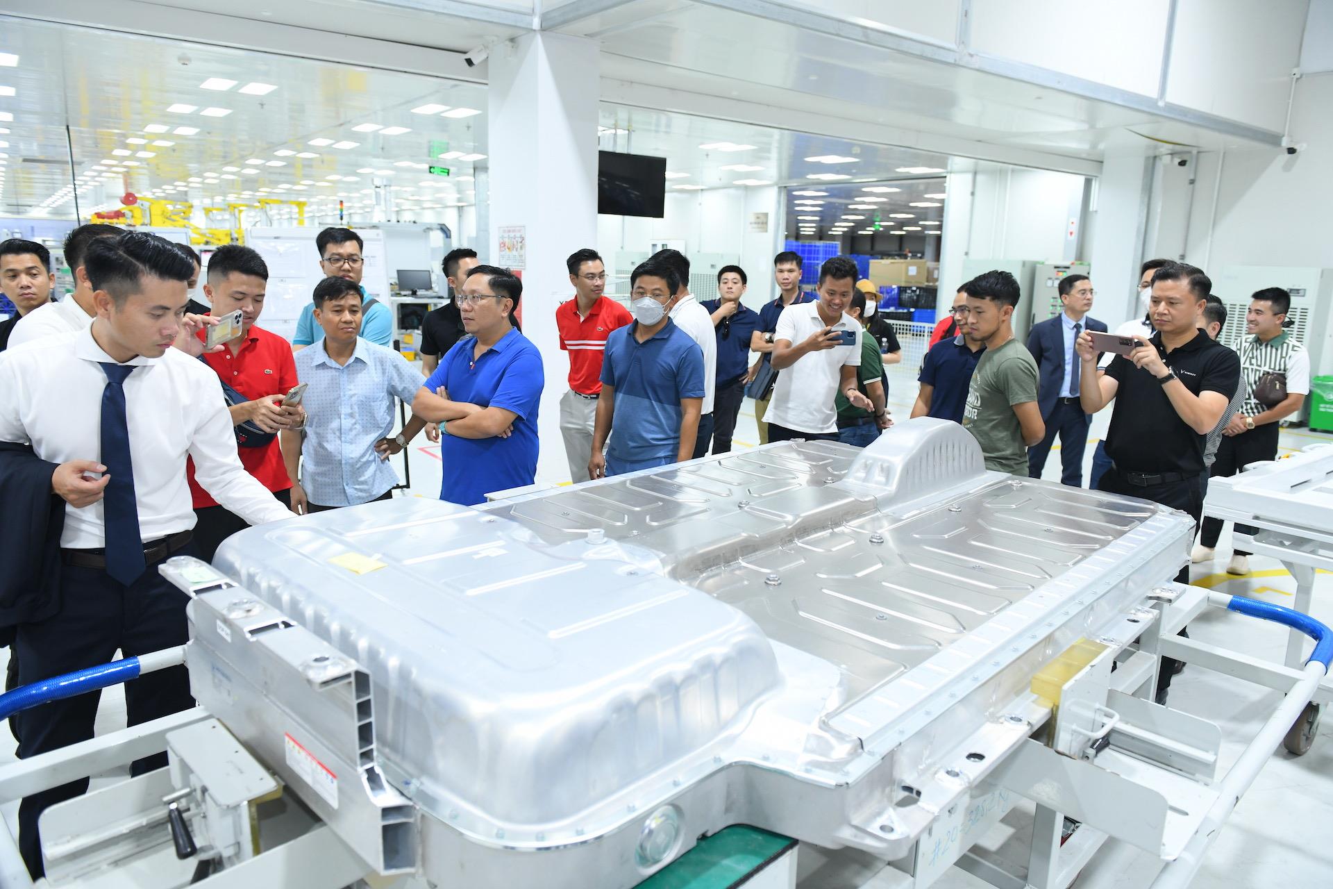 Khách Việt tiên phong đặt mua VF 8 phấn khích với chuyến tham quan nhà máy VinFast - Ảnh 3.