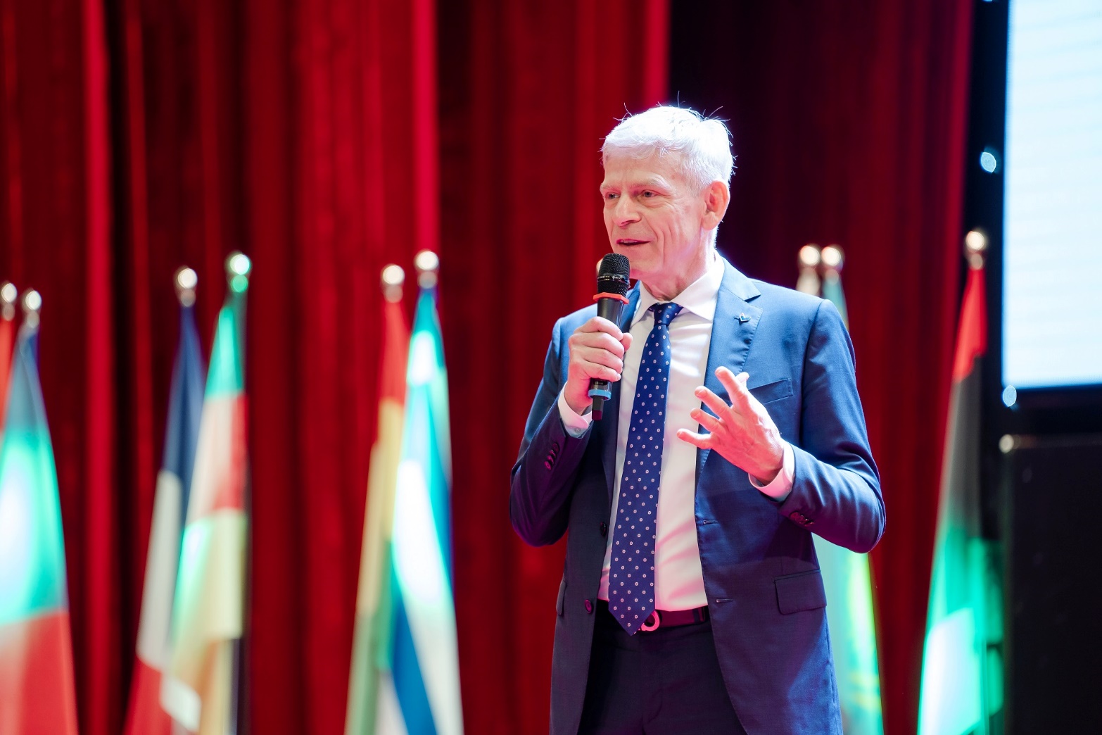 VinUni cấp học bổng toàn phần đào tạo tiễn sĩ khoa học máy tính khoá I - Ảnh 1.