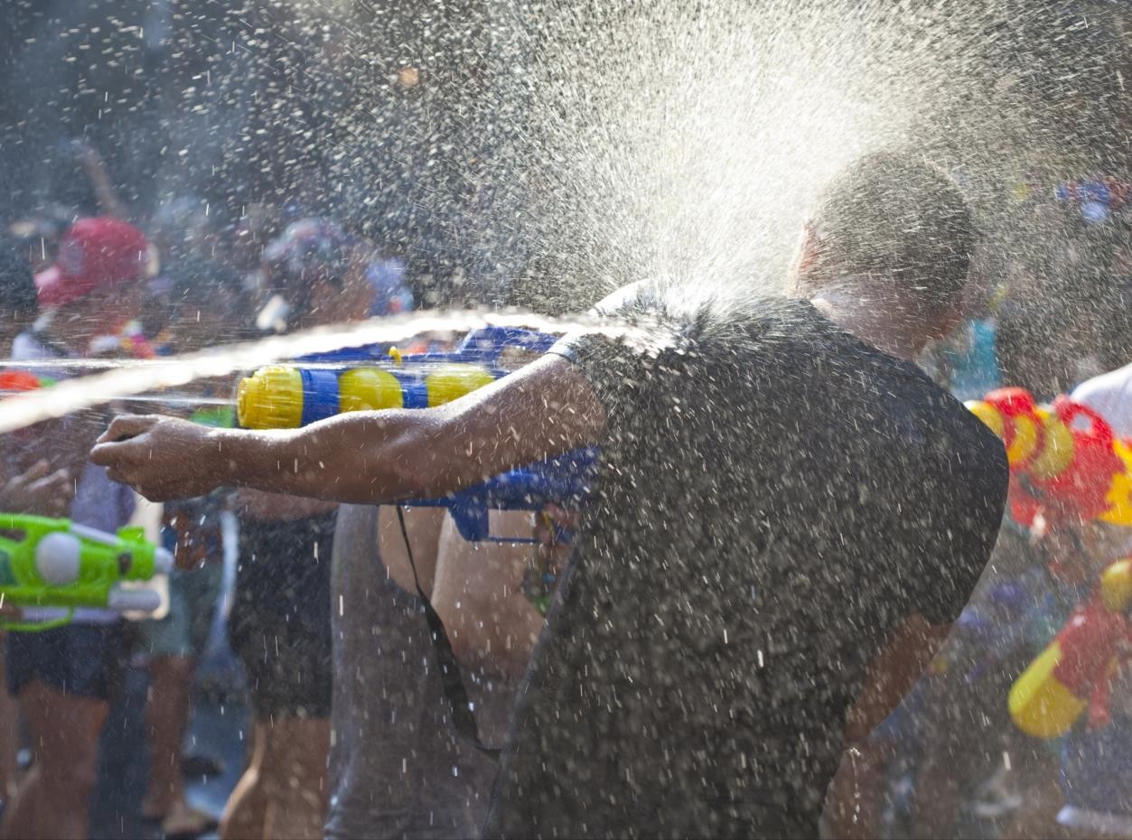 Lễ hội té nước hoành tráng nhất năm diễn ra tại Water EDM Festival - Crystal Rave - Ảnh 1.